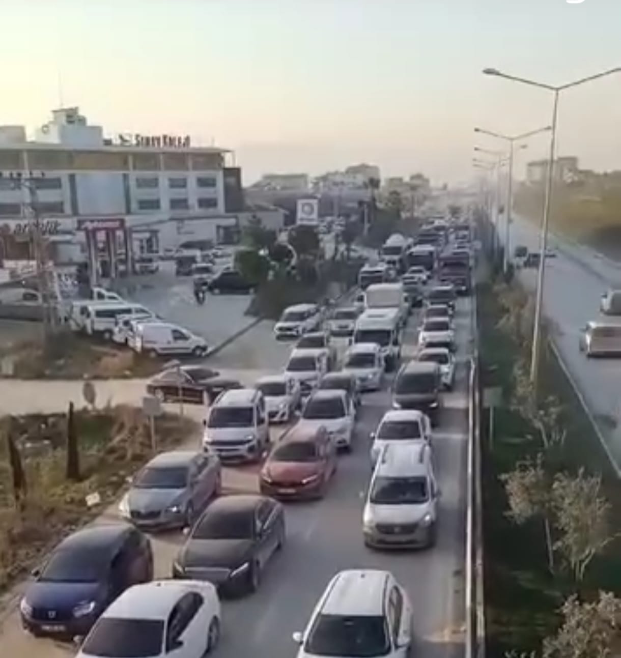 Hatay’da Şantiye Bitmiyor, Trafik Durmuyor: Vatandaş “Yeter” Diyor