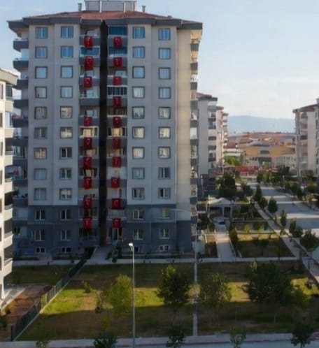 ​DEPREMZEDEYE DEV MÜJDE: AFET KONUTLARINDA %74 İNDİRİM YASALANDI!