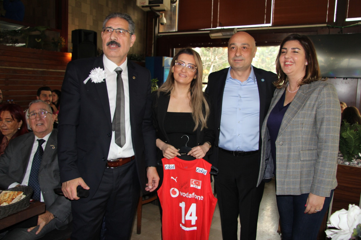 ATAEĞİTİMDER’İN ETKİNLİĞİNDE İYİ PARTİLİ ALİ COŞKUN’DAN CHP’Lİ RAHŞAN SERTKAYA DANİŞ’E DÜNYA EMEKÇİ KADINLAR GÜNÜ HEDİYESİ…
